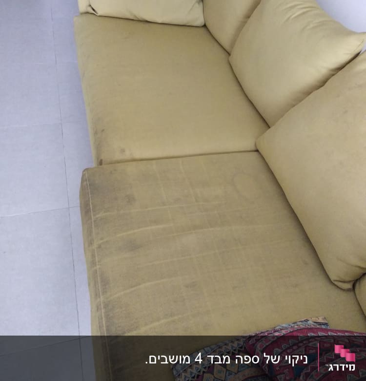 ספה עם כתמים על הריפוד